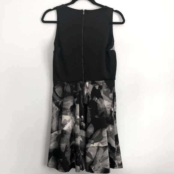 ✨3/$30✨ FLORAL B&W ALINE SLEEVELESS DRESS - Picture 3 of 5